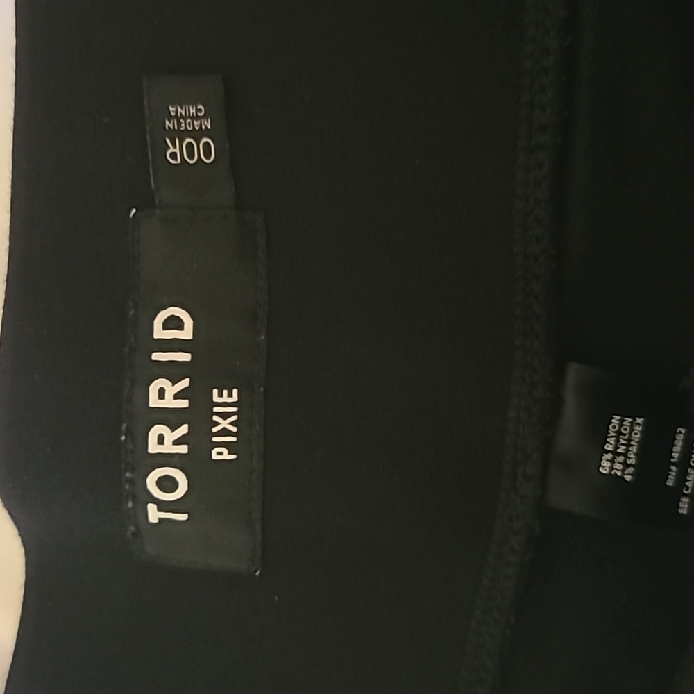 Torrid Black Pixie Pants Sz. 00r - image 3